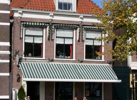 Aanslag in Purmerend: brandbom gegooid naar café op Koemarkt / Foto: "Purmerend Koemarkt 21" door M.arjon (CC BY-SA 2.0.) https://creativecommons.org/licenses/by-sa/2.0/?ref=openverse.