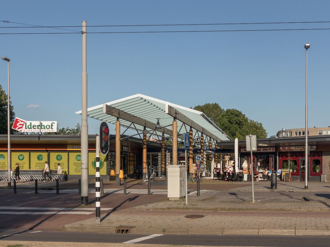 Wie heeft het gemunt op de horeca in Arnhems winkelcentrum? / Foto: "Arnhem-Elderveld, winkelcentrum de Elderhof" door Michiel Verbeek