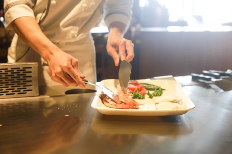 chef bord aan het opmaken